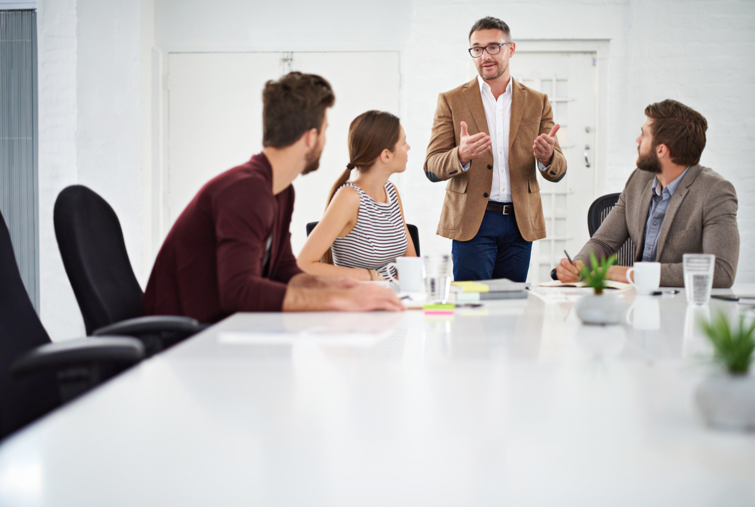 Gente en una mesa de oficina -Formación privada para empresas